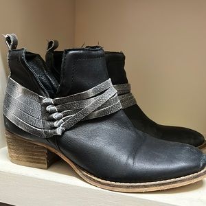 Diba True Sly Fox Black booties